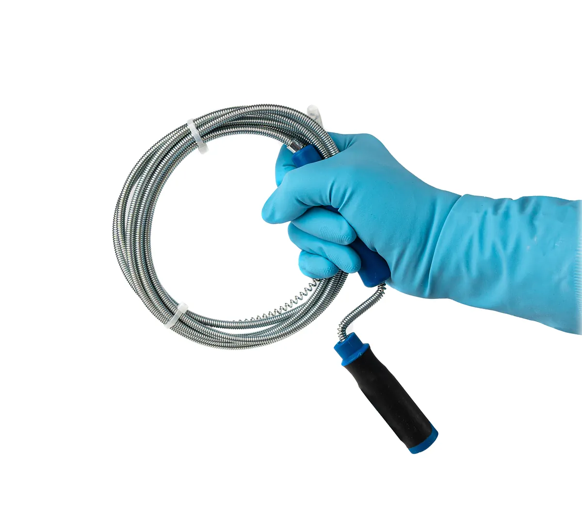 Rohrreinigungsspirale in der Hand mit Schutzhandschuh Hand im blauen Schutzhandschuh hält eine aufgerollte Rohrreinigungsspirale